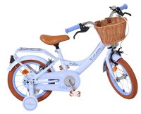 Blaues Kinderfahrrad mit Korb, braunem Sitz und orangefarbenen Reifen