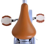 Braunes Fahrrad-Sattel mit weißen Pedalen und glänzendem Rahmen