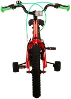 Rotes Kinderfahrrad mit grünen Griffen und Stützrädern von hinten sichtbar