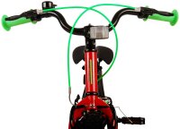 Roter Fahrradlenker mit grünen Griffen und Bremskabeln