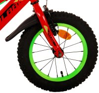 Rotes Fahrrad mit grünem Reifen und dicken, profilierten Gummireifen