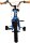 Blaues Kinderfahrrad mit orangefarbenen Griffen und Stützrädern
