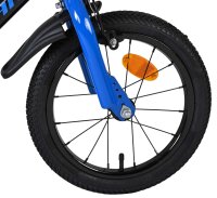 Vorderreifen eines blauen Fahrrads mit reflektierendem Element und schwarzem Reifen