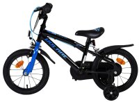 Schwarzes Kinderfahrrad mit blauen Akzenten und Stützrädern