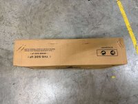 Braune Kartonverpackung mit Aufschrift und Recycling-Symbol auf grauem Boden