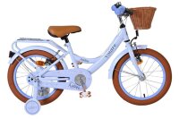 Weißes Kinderfahrrad mit braunem Korb und Reifen in...
