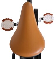 Braunes Fahrradsattel mit weißen Pedalen und rutschfester Oberfläche