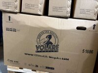Karton mit Fahrradverpackung und Logo in Schwarz auf braunem Hintergrund