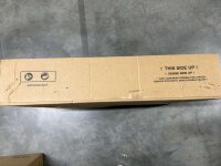 Braune Kartonverpackung mit Warnhinweisen und Öffnungsanweisungen