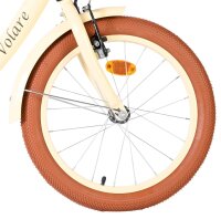 Vorderrad eines Fahrrads mit braunem Reifen und reflektierendem Element