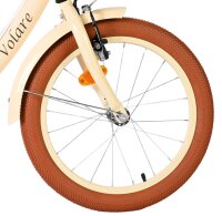 Vorderreifen eines Fahrrads mit braunem Profil und cremefarbenem Rahmen