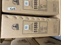 Braune Kartons mit Aufdruck und Artikelnummern auf gestapelten Kisten