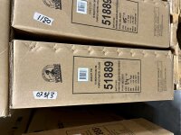 Braune Kartons mit Aufdruck und Produktinformationen auf der Vorderseite