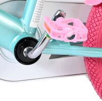 Fahrradpedal in Pink an einem türkisfarbenen Fahrradrahmen