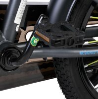 Schwarzes Fahrradpedal mit Reflektoren an einem Fahrradrahmen
