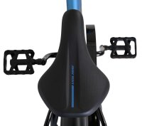 Schwarzer Fahrradsattel mit blauen Akzenten und Pedalen im Hintergrund