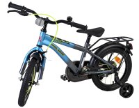 Kinderfahrrad in Blau mit Stützrädern und Gepäckträger