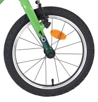 Vorderreifen eines Fahrrads mit grünem Rahmen und Reflektor