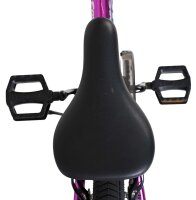 Schwarzer Fahrradsattel mit Pedalen, von oben betrachtet, lila Rahmen sichtbar