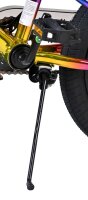 Bunte Fahrradstütze mit schwarzem Standfuß und Kettenantriebssystem
