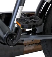 Schwarzes Fahrradpedal an einem grauen Fahrradrahmen montiert