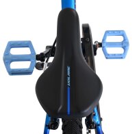 Blick von oben auf einen blauen Fahrradrahmen mit schwarzem Sattel und blauen Pedalen