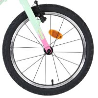 Vorderreifen eines Fahrrads mit buntem Rahmen und Reflektor