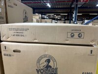 Kartonagen in einem Lager, beschriftet mit Passion for Quality