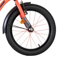 Vorderreifen eines Fahrrads mit orangefarbenem Rahmen und schwarzem Profilreifen