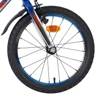 Vorderreifen eines Fahrrads mit blauen Felgen und reflektierendem Element
