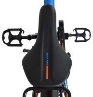 Sicht von oben auf einen Fahrradsattel mit Pedalen