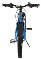 Blaues Mountainbike mit robustem Reifen und sportlichem Lenkerdesign