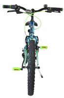 Mountainbike mit grünen Pedalen und blauen Rahmen, von vorne betrachtet