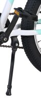 Schwarzer Fahrradständer an einem weißen und mintgrünen Fahrradrahmen