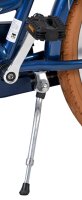 Fahrrad mit silbernem Ständer und schwarzem Pedal, blauer Rahmen