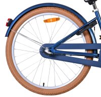 Hinterrad eines Fahrrads mit braunem Reifen und...