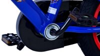Blaue Fahrradkurbel mit Pedalen und schwarzem Schutzblech