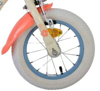 Vorderreifen eines Fahrrads mit buntem Schutzblech und blauer Felge