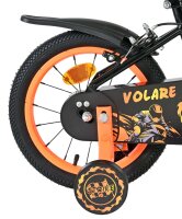 Hinterrad eines Fahrrads mit orangefarbenem Reifen und...