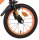 Vorderreifen eines Fahrrads mit orangefarbenem Felgenrand und Flammenmotiv