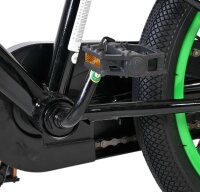 Schwarzes Fahrradpedal mit grünem Akzent und reflektierenden Elementen