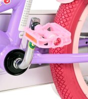 Lila Fahrrad mit pinkem Pedal und Reifen, Metallachse sichtbar