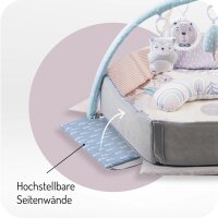 Spielmatte mit hochstellbaren Seitenwänden und Spielzeuganhängern in sanften Farben