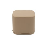Beiger, quadratischer Pouf aus weichem Material ohne sichtbare Nähte