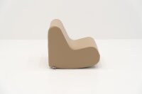 Beige, geschwungene Couch mit minimalistischer Form und...