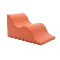 Orangenfarbener Schaumstoff-Sitz mit geschwungener Form...