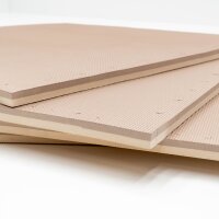Drei stapelbare Platten mit strukturierter...
