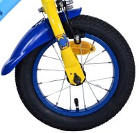 Vorderreifen eines Kinderfahrrads in Blau und Gelb mit reflektierendem Element
