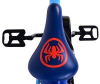 Blauer Fahrradsattel mit rotem Spinnenmotiv und schwarzen Pedalen