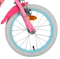 Vorderreifen eines pinken Fahrrads mit blauen Akzenten und Reflektor